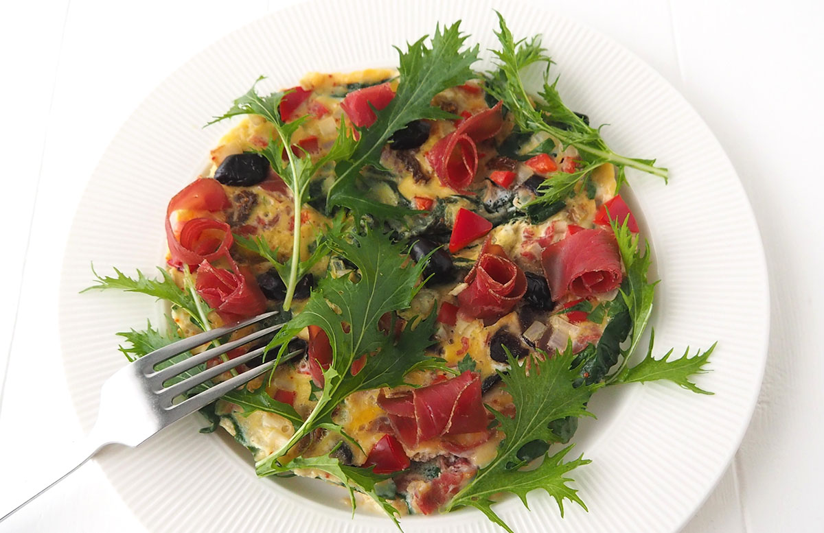 Assiette omelette epinards Assiette avec une omelette sur son lit d'épinards