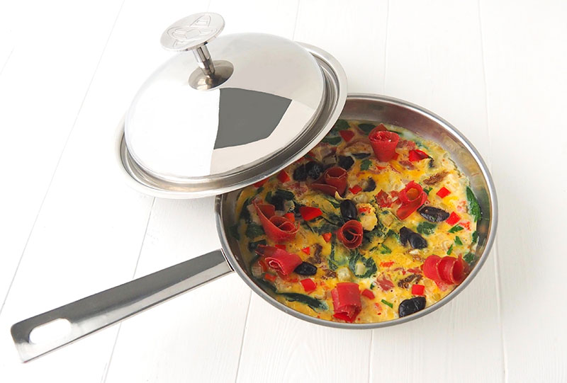 Omelette_couvercle Omelette dans la poêle avec son couvercle bombé en inox